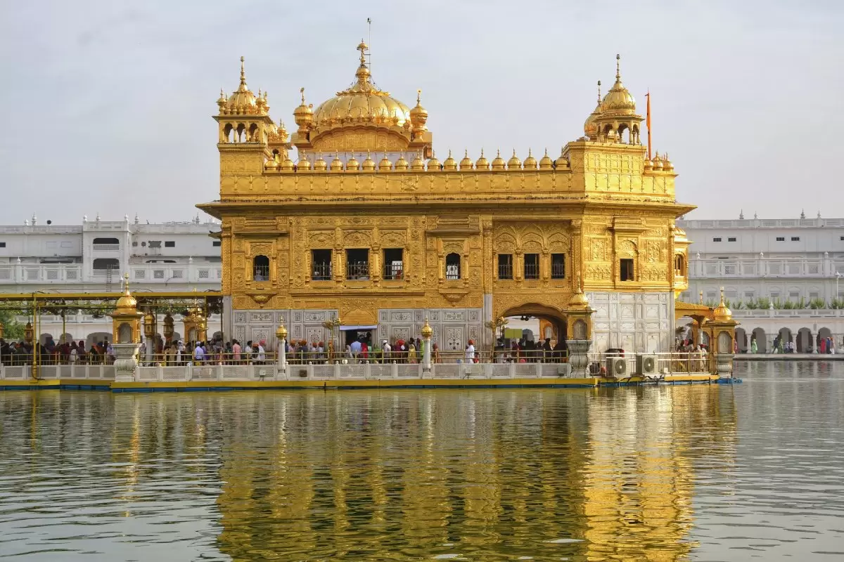 Sri Harmandir Sahib: The Golden Temple of Amritsar, Sikhism in Punjab - Sikh Guru